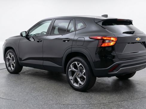 Used 2025 Chevrolet Trax LT FWD image 6