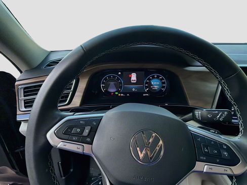 Used 2024 Volkswagen Atlas SE w/ Panoramic Sunroof Package FWD image 11