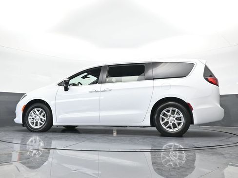 Used 2026 Chrysler Voyager LX image 55