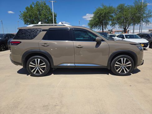 Used 2024 Nissan Pathfinder Platinum image 2
