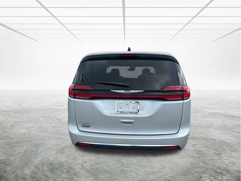 Certified 2023 Chrysler Pacifica Touring-L image 5