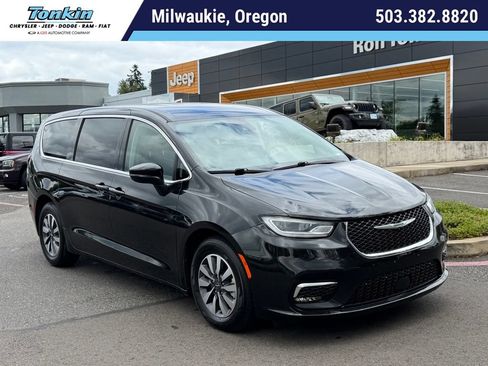 Used 2023 Chrysler Pacifica Touring-L FWD image 1