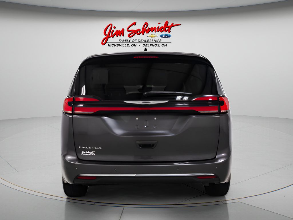 Used 2023 Chrysler Pacifica Touring-L FWD image 5