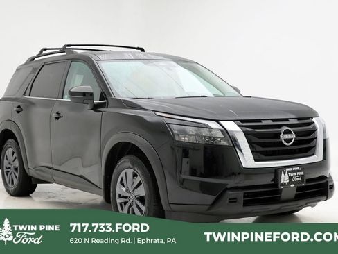 Used 2024 Nissan Pathfinder SV image 1