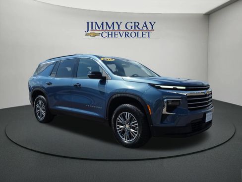 Used 2025 Chevrolet Traverse LT AWD/4WD image 7