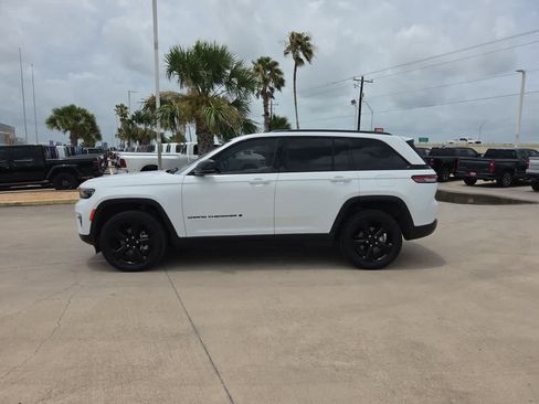 Used 2023 Jeep Grand Cherokee Limited w/ Black Appearance Package AWD/4WD image 11