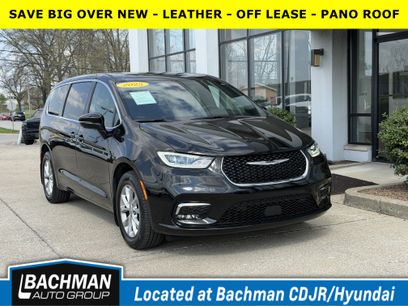 Used 2025 Chrysler Pacifica Select