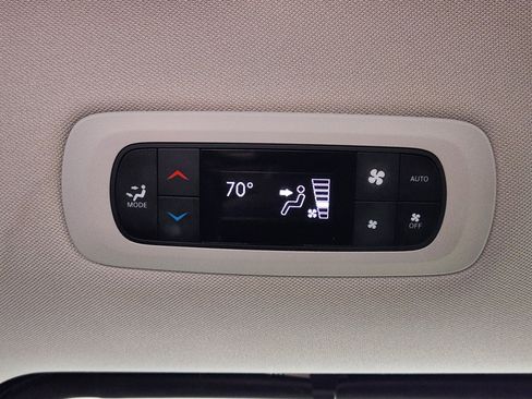Used 2023 Chrysler Pacifica Touring-L FWD image 33