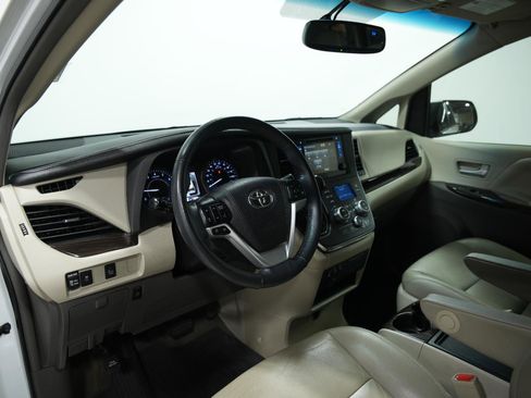 Used 2017 Toyota Sienna XLE image 26