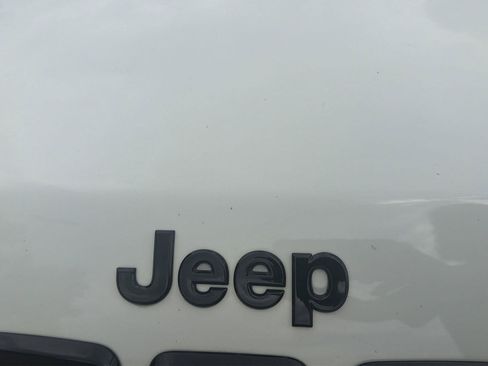 Used 2019 Jeep Cherokee Latitude Plus AWD/4WD image 10