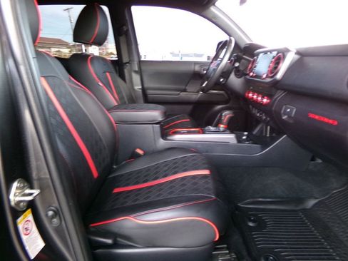 Used 2020 Toyota Tacoma TRD Sport image 11