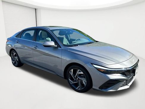 Certified 2025 Hyundai Elantra SEL w/ Cargo Package FWD image 3