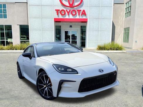Used 2024 Toyota GR86 RWD image 2