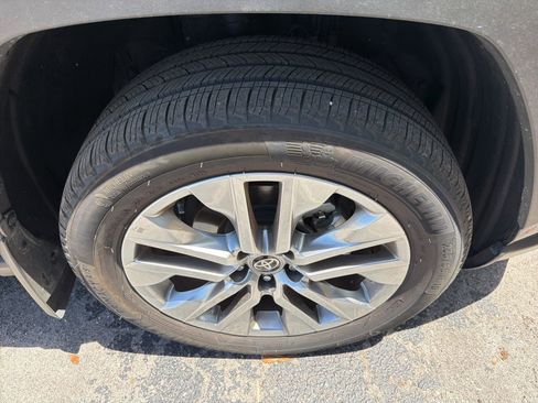 Used 2023 Toyota RAV4 XLE Premium image 14