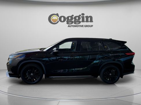 Used 2023 Toyota Highlander XSE FWD image 2