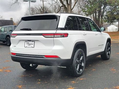 New 2025 Jeep Grand Cherokee Altitude w/ Trailer Tow Package image 7