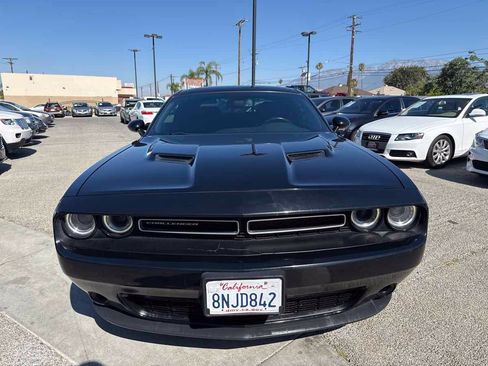Used 2019 Dodge Challenger SXT RWD image 2