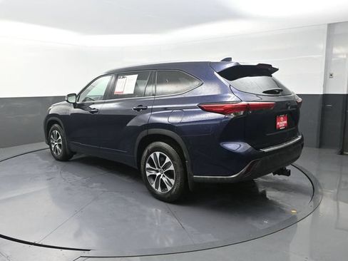 Used 2022 Toyota Highlander XLE w/ Protection Package #3 (TMS) AWD/4WD image 6