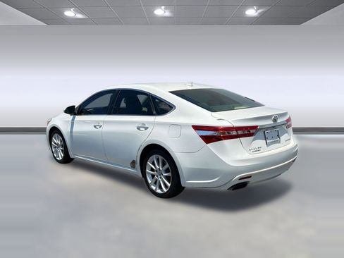Used 2014 Toyota Avalon Limited w/ Technology Package FWD image 3