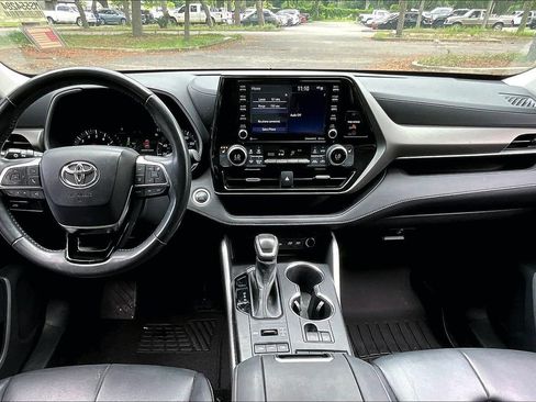 Used 2021 Toyota Highlander XLE AWD/4WD image 7
