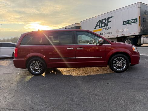 Used 2011 Chrysler Town & Country Limited image 8