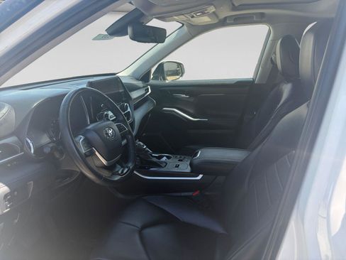 Used 2023 Toyota Highlander XLE image 7