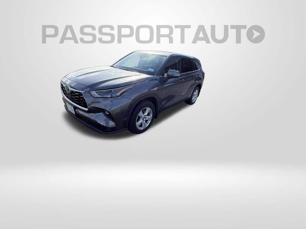 Used 2022 Toyota Highlander LE FWD image 1