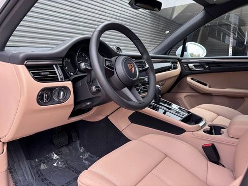 New 2026 Porsche Macan image 4