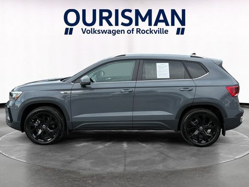 Used 2023 Volkswagen Taos SE w/ Panoramic Sunroof Package FWD image 3