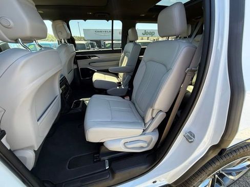 Used 2025 Jeep Wagoneer Series III w/ Premium Group I AWD/4WD image 10