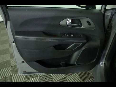 Used 2025 Chrysler Pacifica Select image 20