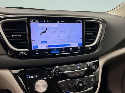 Used 2024 Chrysler Pacifica Touring-L FWD image 17