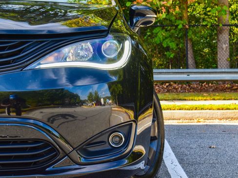 Used 2019 Chrysler Pacifica Limited w/ S Appearance Package image 4