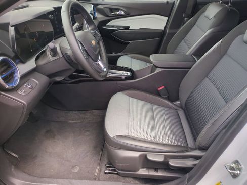 Used 2025 Chevrolet Trax LT w/ LT Convenience Package FWD image 19