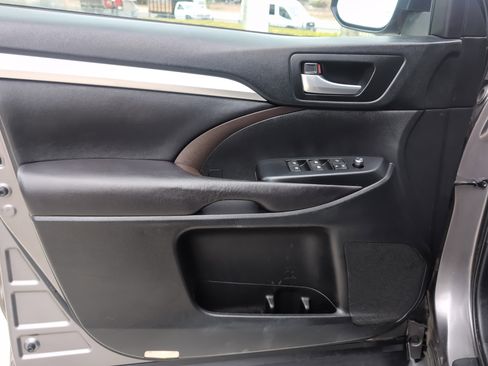 Used 2017 Toyota Highlander FWD V6 image 14