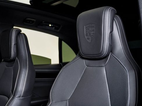 New 2025 Porsche Macan 4S Electric image 18