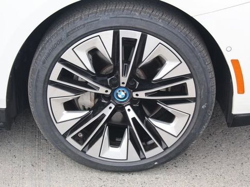 Used 2025 BMW i5 xDrive40 w/ Premium Package image 12