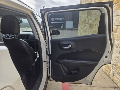 Used 2019 Jeep Compass Latitude image 10