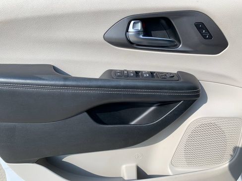 Used 2022 Chrysler Pacifica Touring-L FWD image 12