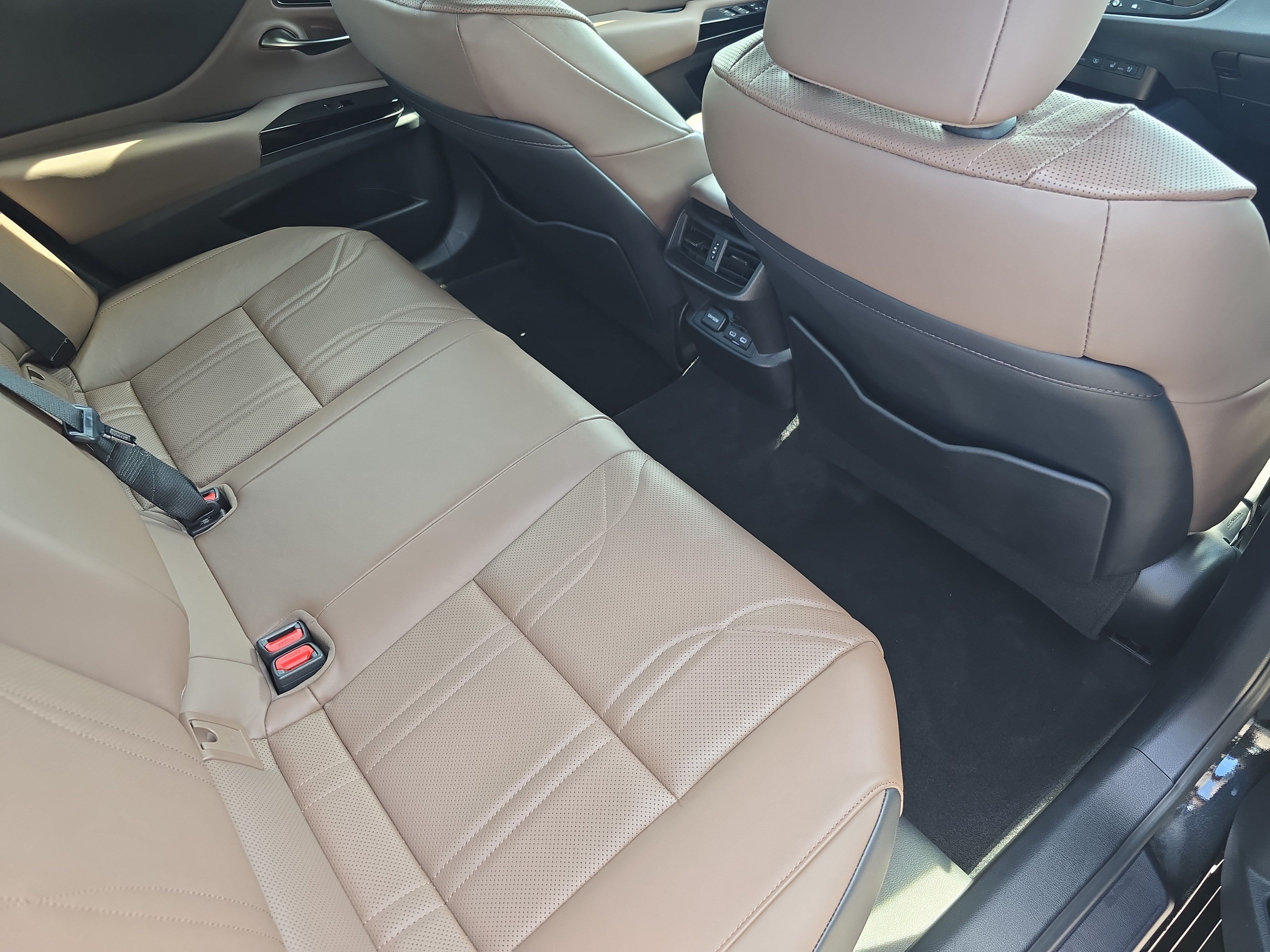 Used 2025 Lexus ES 300h Ultra Luxury w/ Accessory Package (Z2) FWD image 11
