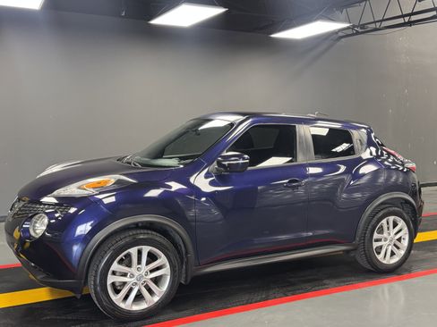 Used 2015 Nissan Juke SV image 2