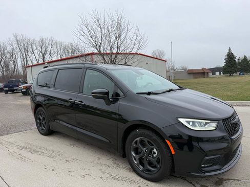 Used 2021 Chrysler Pacifica Limited w/ Uconnect Theater Family Group image 3