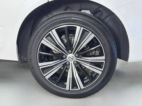 Certified 2023 Volvo XC60 B5 Plus AWD/4WD image 31