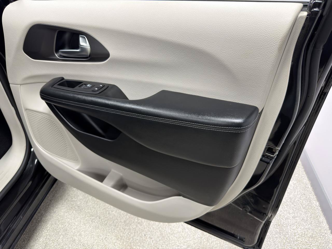 Used 2019 Chrysler Pacifica Limited FWD image 13