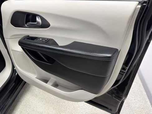 Used 2019 Chrysler Pacifica Limited FWD image 13