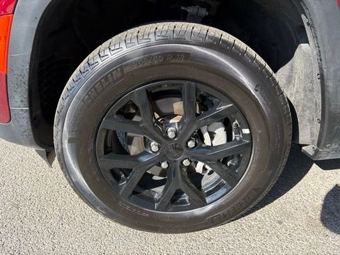 Used 2025 Jeep Grand Cherokee Altitude AWD/4WD image 13