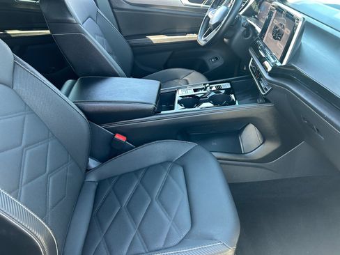 Certified 2025 Volkswagen Atlas Cross Sport SE FWD image 18