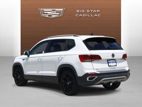 Used 2023 Volkswagen Taos SE w/ Panoramic Sunroof Package FWD image 3
