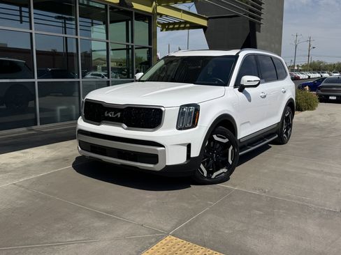 Used 2023 Kia Telluride EX w/ EX Captain's Chair Package image 2