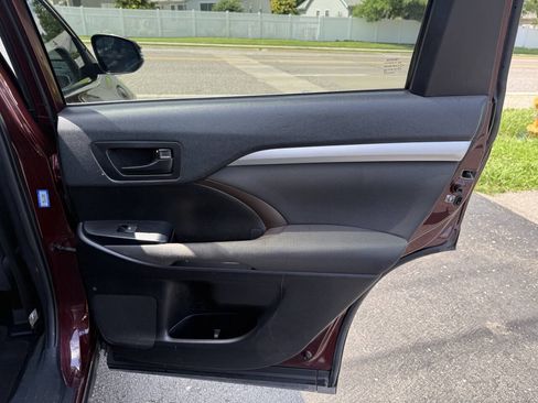 Used 2019 Toyota Highlander LE FWD image 10